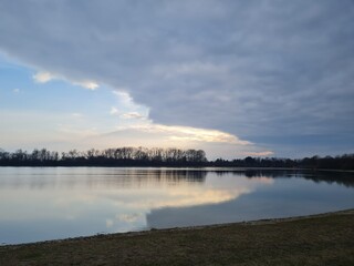 atardecer en el lago langwiedersee en munich alemania 