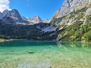 Fototapeta na wymiar lago seebensee en las montañas austriacas 