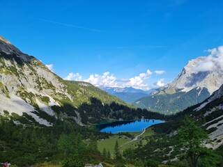 Fototapeta na wymiar fantastica toma aerea de el lago seebensee en las montañas austriacas
