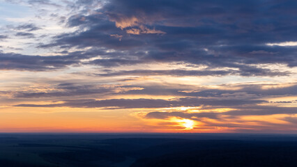 Obraz premium Clouds over the sunrise horizon