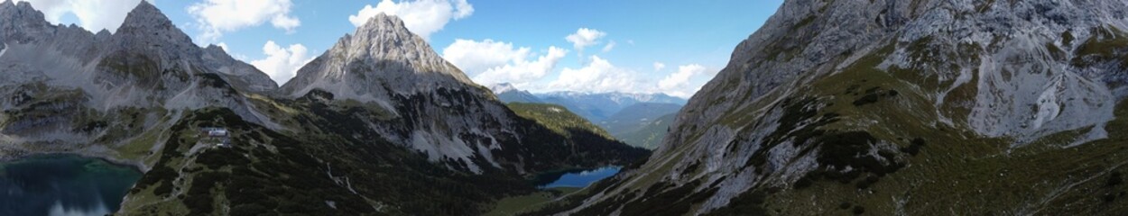 Fantastica toma aerea panoramica de las montañas austriacas con sus lagos 