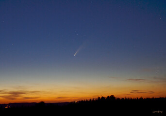 La comète Néowise photographiée le 13 juille t2020 à 23h52 depuis Bekerich (L).