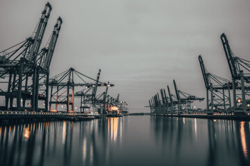 Fototapeta na wymiar cranes in port, Haven 