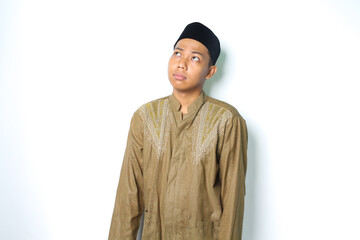 thoughtful asian muslim man wearing koko clothes confused isolated on white background