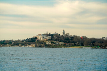 Fototapeta premium Topkapi Palace view from Istanbul Bosphorus cruise