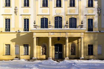 Śnieżna zima w ogrodach Pałacu Branickich, Wersal Podlasia, Polska - 716709107