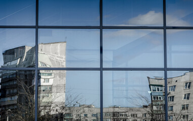 Obraz premium distorted reflection of town houses in a mirrored window
