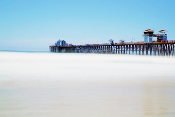 Langes Holzpier an Ozean
