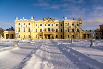 Fototapeta na wymiar Śnieżna zima w ogrodach Pałacu Branickich, Wersal Podlasia, Polska