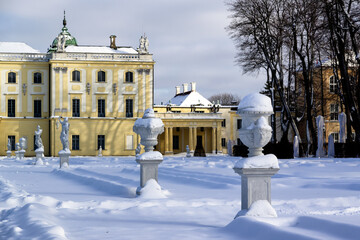 Śnieżna zima w ogrodach Pałacu Branickich, Wersal Podlasia, Polska - 716714998