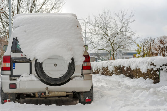 Polska Ostrowiec Świętokrzyski 12 stycznia 2023 godz 12:58. Pajero Pinin pod grubą warstwa śniegu. Mały japoński model samochodu terenowego marki Mitsubishi pod dużą warstwa świeżo spadłego śniegu.