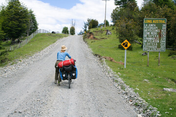 Radlerin auf der Carretera Austral in Chile, Südamerika