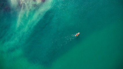 Vue aérienne d'un kayak en mer, Bretagne - obrazy, fototapety, plakaty