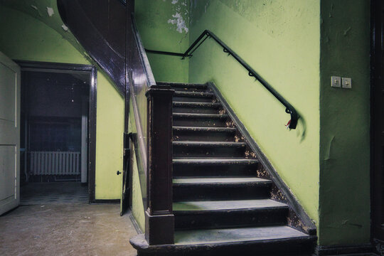 Stairs in the House -  Treppe - Vintage - Nostalgisch - Verlassener Ort - Urbex / Urbexing - Lostplace - Artwork - Creepy - Lost Place Old House - Abandoned - Beatiful Decay - Lonely - Homeless 