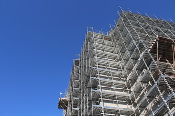 Lavori in corso nel cantiere edile per ristrutturazione edilizia