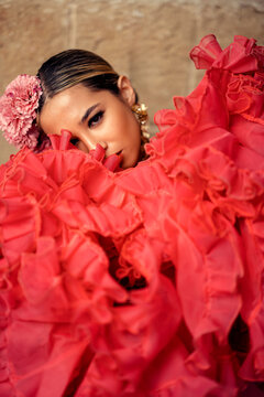 Chica joven rubia con traje flamenco posando en antiguo monasterio