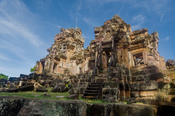 Fototapeta na wymiar ruines du temple hindouiste du Wat Ek Phnom à Battambang, format paysages