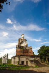 le gigantesque Bouddha assis du Wat Ek Phnom, vue de trois quarts en portrait