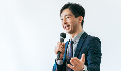 笑顔で講演をする男性_セミナー講師