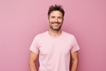 Obraz premium Portrait of a happy man in his 30s sporting a vintage band t-shirt against a pastel or soft colors background. AI Generation