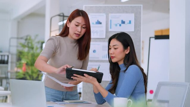 business brainstrom meeting discuss on concept net zero waste in business product produce process for decrease wasting time and material business determind aiming for green environtment esg ideas