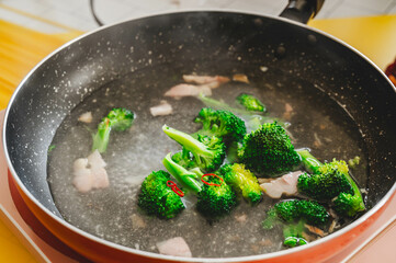 フライパンで茹でるブロッコリー