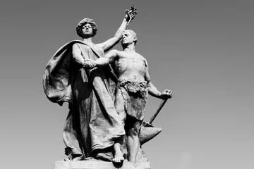 Photo sur Plexiglas Ponte Vecchio Statua in bronzo su ponte Umberto I a Torino,rappresentante"Maestà che protegge l'industria" di Cesare Reduzzi