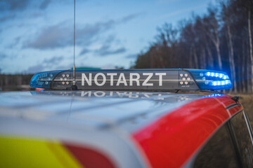 Ein Notarzteinsatzfahrzeug an einer Einsatzstelle...23.01.2024