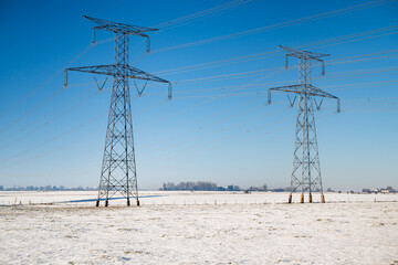 Fototapeta na wymiar Pylones de ligne à très haute tension en hiver par temps de neige et grand froid en provenance de la centrale nucléaire de Paluel en Seine-maritime