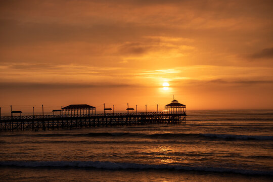 atardecer en muelle de la costa, sunset 