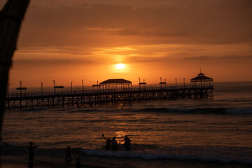 atardecer en muelle de la costa, sunset 