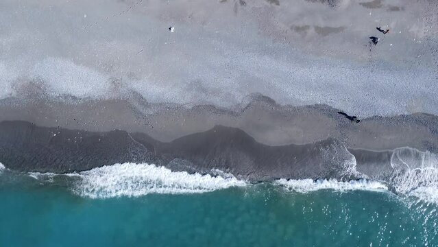 Foto dall'alto delle onde che si infrangono sulla spiaggia costiera. Surf sulla spiaggia tropicale. Vista aerea astratta sull'oceano