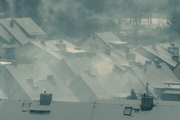 Dymy nad dachami domów