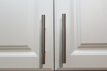 A handle to the cabinet in the kitchen