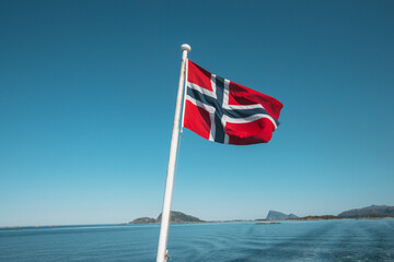 Maritimes Nationalstolz: Norwegische Flagge über blauer See