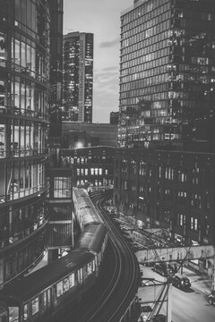 train going through chicago