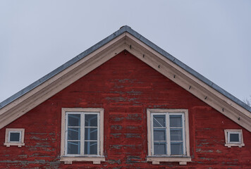 Obraz premium the roof ridge of a red old wooden house