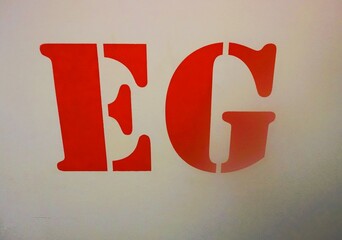 Innenausstattung mit weißer Wand und roten großen Buchstaben EG als Zeichen für Erdgeschoss in öffentlichem Gebäude  - obrazy, fototapety, plakaty