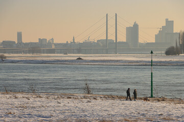 Winter am Niederrhein; Blick von Heerdt über den Fluss auf Düsseldorf mit Rheinkniebrücke