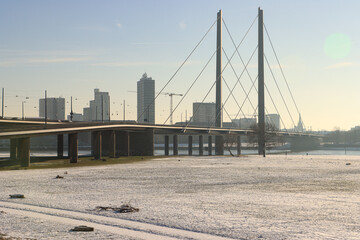 Winterliches Düsseldorfer Rheinufer; Blick von Oberkassel auf die Rheinkniebrücke und Skyline der...