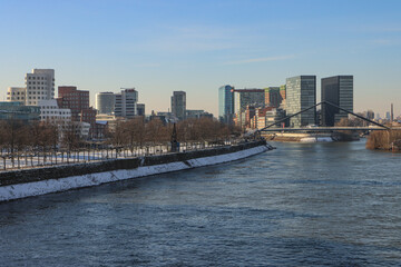 Obraz premium Winterliches Düsseldorfer Hafenpanorama; Blick von der Rheinkniebrücke