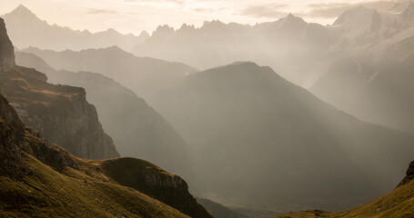 Chaîne de montagnes alpines autour du Mont Blanc dans la brume matinale ensoleillée