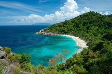 Fototapeta na wymiar Paisaje pintoresco.Oceano y monta?+/-as.Viajes y aventuras alrededor del mundo.Islas de Tailandia.Phuket.