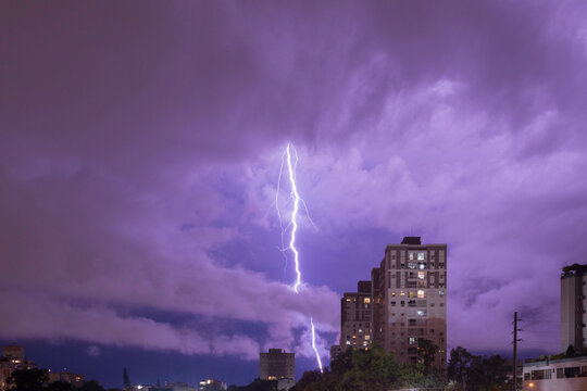 Tempestade raios e trov&otilde;es na cidade