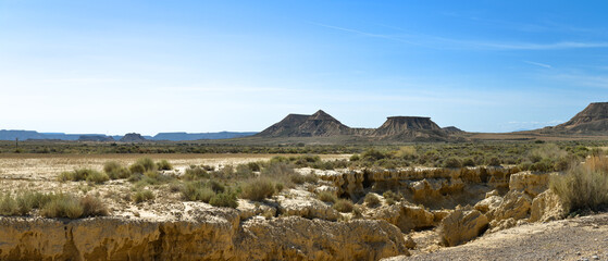 vu panoramique sur le désert de Navarre en Espagne avec ciel bleu et montagne au loin