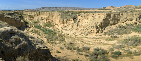 vu panoramique sur lit de rivière asséché dans le désert de Navarre en Espagne