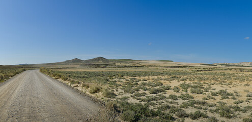 vu panoramique sur route dans désert de Navarre en Espagne ciel bleu 
