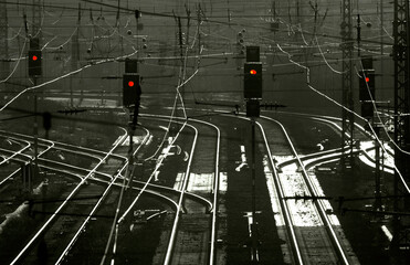 Parallel verlaufende Gleise in einem Rangierbahnhof ohne Eisenbahnwaggons und Lokomotiven mit auf rot gesetzten Signalen als Symbol für absoluten Stillstand bzw. Streik der Eisenbahn