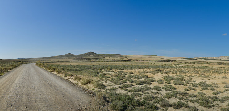 vu panoramique sur route dans d&eacute;sert de Navarre en Espagne ciel bleu 