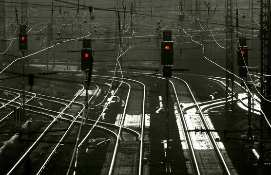 Parallel verlaufende Gleise in einem Rangierbahnhof ohne Eisenbahnwaggons und Lokomotiven mit auf rot gesetzten Signalen als Symbol f&uuml;r absoluten Stillstand bzw. Streik der Eisenbahn